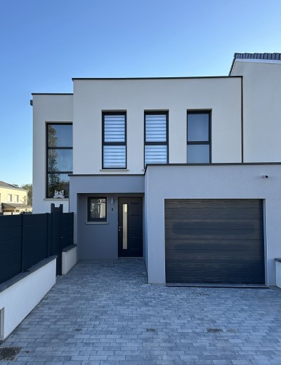 Petite maison moderne en toiture terrasse par Maisons Atrium