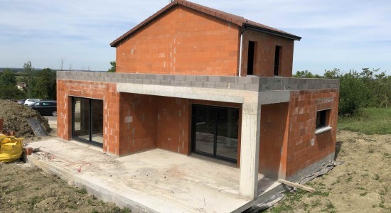 Vue arrière de la maison avec grande terrasse couverte