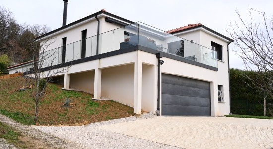 Maison moderne avec terrasse spacieuse