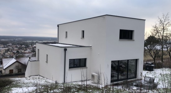 Maison moderne avec terrasse panoramique et grandes baies vitrées