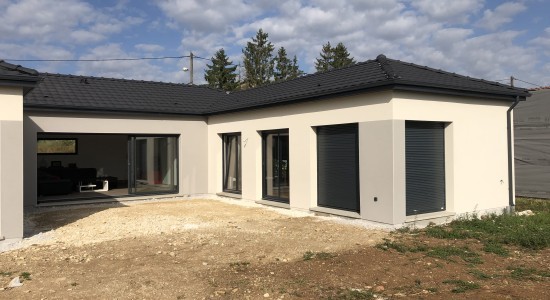 Grande baie vitrée ouvrant sur la terrasse