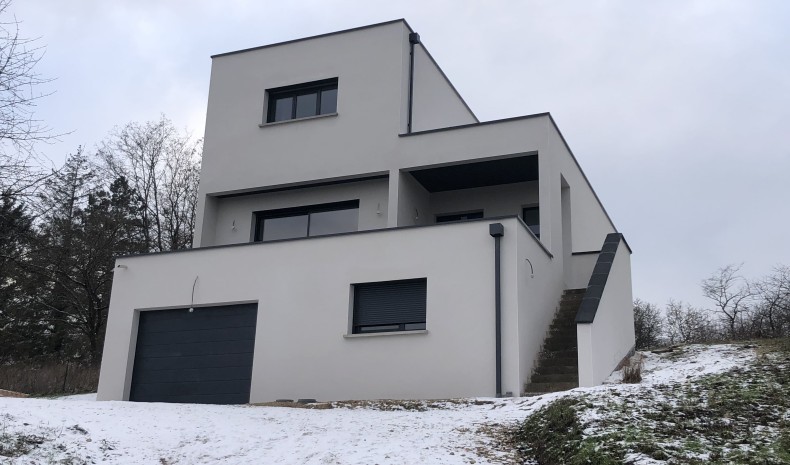 Architecture contemporaine avec toiture terrasse et sous-sol intégré