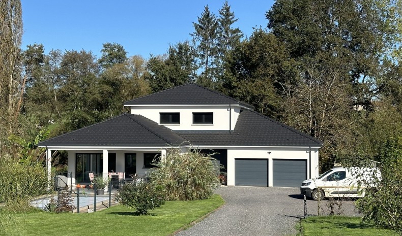 Maison contemporaine avec toit en tuiles grises et espaces extérieurs aménagés | Maisons Atrium