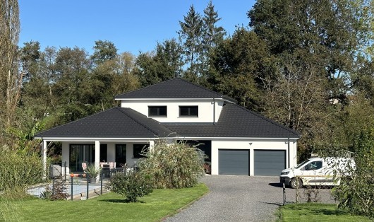 Maison contemporaine avec toit en tuiles grises et espaces extérieurs aménagés | Maisons Atrium