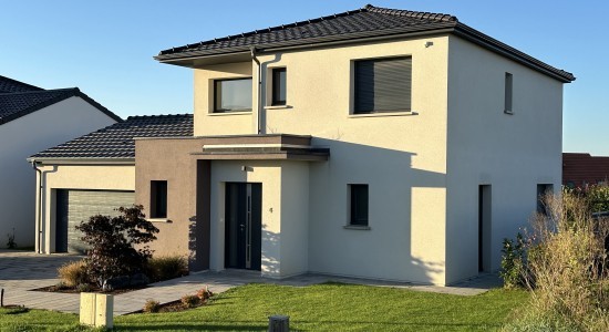 Maison contemporaine proche de Nancy avec débord de toiture anthracite | Maisons Atrium