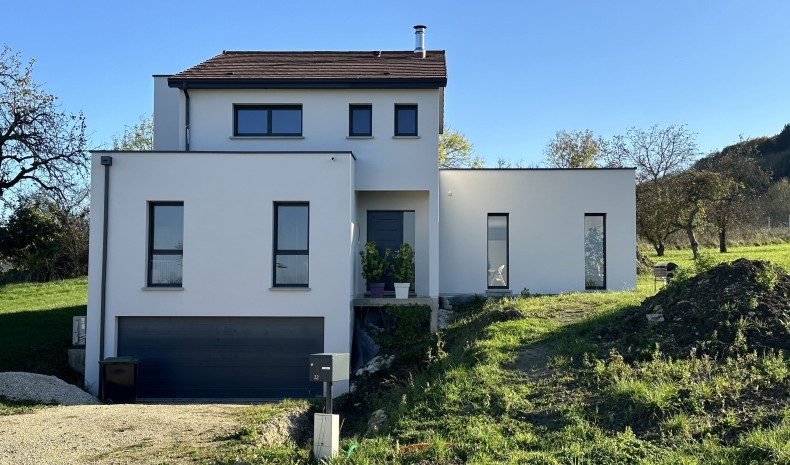 Une maison moderne en harmonie avec son terrain en pente | Maisons Atrium