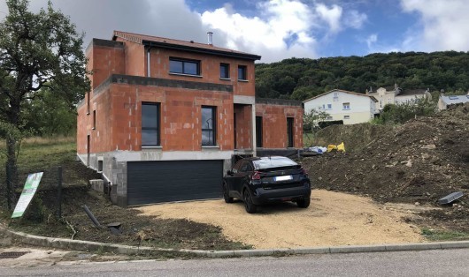 Grande maison sur trois niveaux avec sous-sol intégré, réalisée dans le Toulois