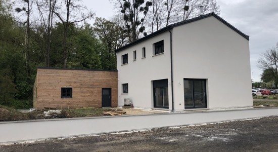 Carport en bois et architecture moderne : une alliance naturelle et élégante