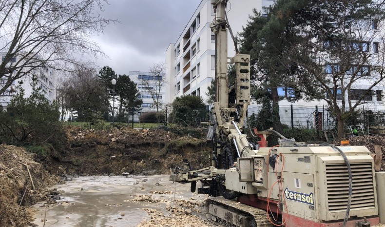 Réalisation de micro-pieux pour un projet de construire sur un sol mauvais.